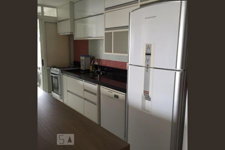 cozinha equipada e área de serviço ao fundo de apartamento para alugar com 2 quartos, 65m² em Cerqueira César, São Paulo