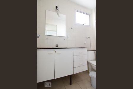 Banheiro de apartamento à venda com 1 quarto, 60m² em Centro, Campinas