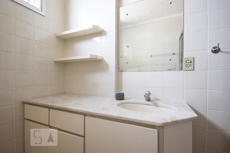 Banheiro de apartamento à venda com 1 quarto, 56m² em Centro, Campinas