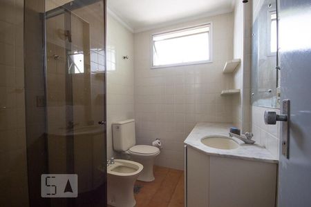 Banheiro de apartamento à venda com 1 quarto, 56m² em Centro, Campinas