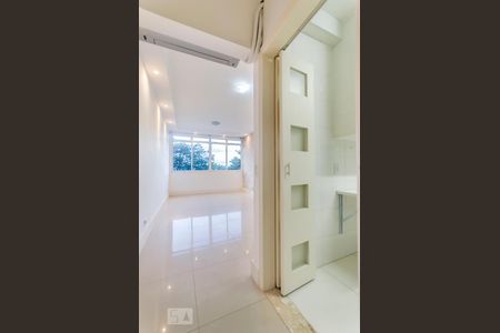 Entrada social de apartamento à venda com 3 quartos, 80m² em Vila Romana, São Paulo