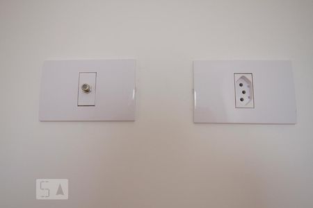 Tomadas padrão novo + Tomadas para cabo coaxial de apartamento para alugar com 2 quartos, 53m² em Vila Prudente, São Paulo