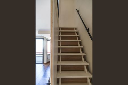 Escada para segundo andar de apartamento à venda com 1 quarto, 75m² em Planalto Paulista, São Paulo