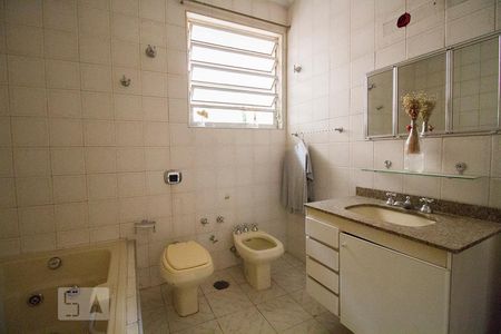 Banheiro de apartamento à venda com 3 quartos, 138m² em Bela Vista, São Paulo