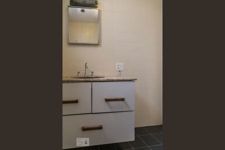 Banheiro de apartamento para alugar com 1 quarto, 50m² em Itaim Bibi, São Paulo