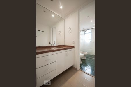 Banheiro de apartamento para alugar com 1 quarto, 62m² em Itaim Bibi, São Paulo