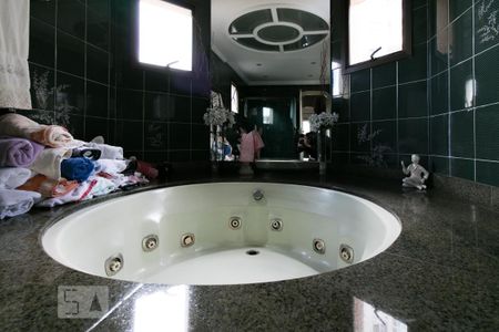 Apartamento à venda com 220m², 3 quartos e 3 vagas Apartamento à venda com 220m², 3 quartos e 3 vagasBanheira da Suíte 1