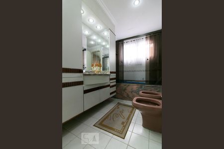 Apartamento à venda com 220m², 3 quartos e 3 vagas Apartamento à venda com 220m², 3 quartos e 3 vagasBanheiro da Suíte 2