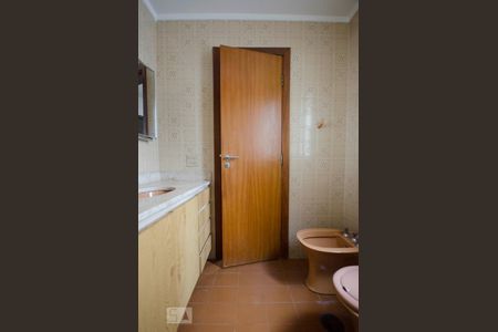 banheiro da Suíte 1 de apartamento para alugar com 3 quartos, 220m² em Perdizes, São Paulo