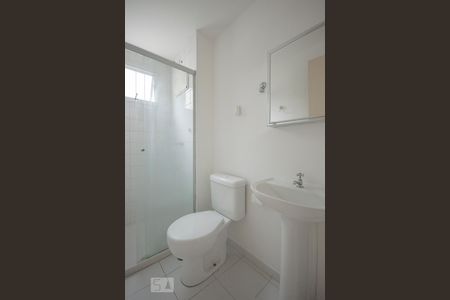 Banheiro de apartamento à venda com 2 quartos, 48m² em Vila Firmiano Pinto, São Paulo