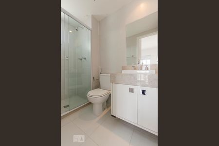 Banheiro da suíte de apartamento para alugar com 2 quartos, 65m² em Sumaré, São Paulo