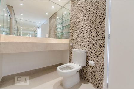 Banheiro da suíte de apartamento à venda com 3 quartos, 240m² em Jardim das Acácias, São Paulo