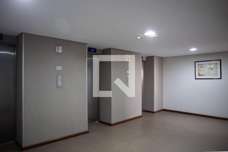 Studio para alugar com 25m², 1 quarto e 1 vaga Studio para alugar com 25m², 1 quarto e 1 vagaHall de entrada do andar - elevadores