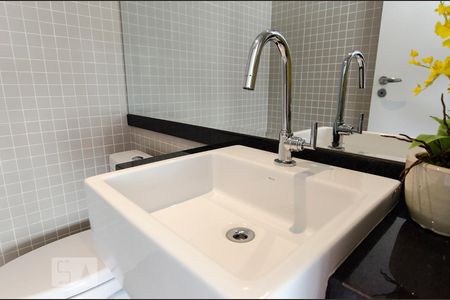 Detalhe do lavabo de apartamento à venda com 2 quartos, 105m² em Vila Nova Conceição, São Paulo