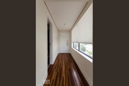 Corredor de entrada de apartamento à venda com 2 quartos, 105m² em Vila Nova Conceição, São Paulo