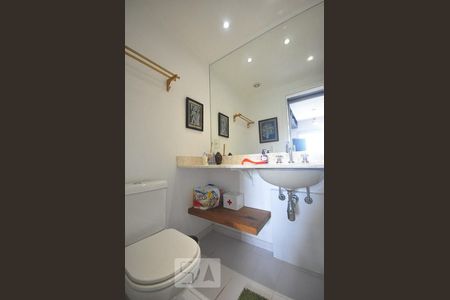 banheiro suíte  de kitnet/studio para alugar com 1 quarto, 50m² em Jardim Leonor, São Paulo