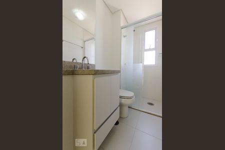 Banheiro de apartamento para alugar com 2 quartos, 76m² em Empresarial 18 do Forte, Barueri