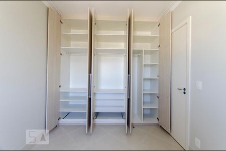 Detalhe do armário de apartamento para alugar com 2 quartos, 76m² em Empresarial 18 do Forte, Barueri