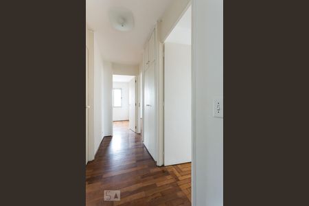 Corredor de apartamento para alugar com 3 quartos, 103m² em Vila Olímpia, São Paulo