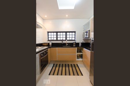 Cozinha de casa para alugar com 3 quartos, 240m² em Sumaré, São Paulo