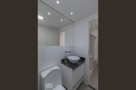 Banheiro de kitnet/studio para alugar com 1 quarto, 25m² em Vila Augusta, Guarulhos