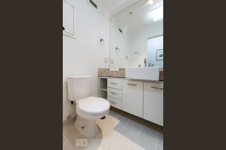 Banheiro de apartamento para alugar com 2 quartos, 68m² em Alphaville Industrial, Barueri