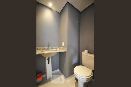 banheiro de apartamento para alugar com 2 quartos, 64m² em Vila Suzana, São Paulo