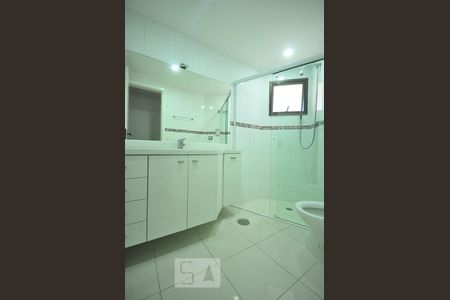 banheiro de apartamento à venda com 3 quartos, 129m² em Real Parque, São Paulo