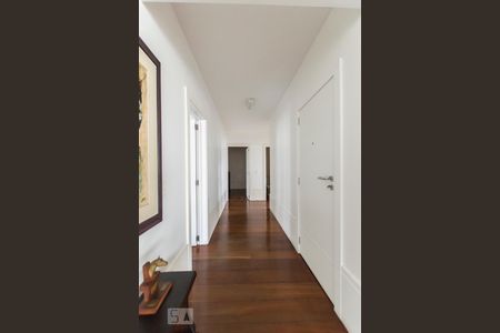 Corredor de apartamento para alugar com 3 quartos, 200m² em Vila Suzana, São Paulo