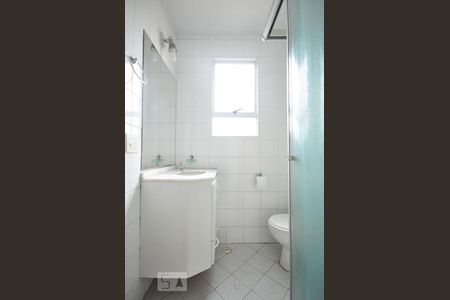 banheiro de apartamento para alugar com 2 quartos, 56m² em Vila Suzana, São Paulo