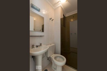 Banheiro social de apartamento para alugar com 3 quartos, 60m² em Jardim Maria Estela, São Paulo