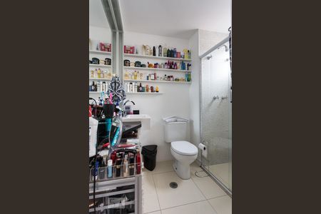 Banheiro da suíte de apartamento à venda com 1 quarto, 80m² em Itaim Bibi, São Paulo