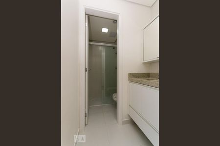 Banheiro de kitnet/studio para alugar com 1 quarto, 34m² em Água Branca, São Paulo