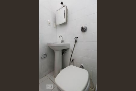 Banheiro. de kitnet/studio para alugar com 1 quarto, 20m² em Botafogo, Rio de Janeiro
