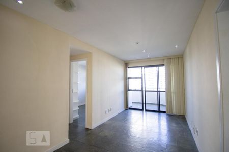 Sala de apartamento para alugar com 2 quartos, 68m² em Barra da Tijuca, Rio de Janeiro