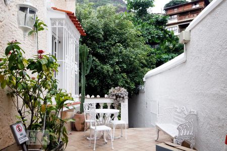 Casa à venda com 203m², 2 quartos e 2 vagas Casa à venda com 203m², 2 quartos e 2 vagasÁrea Externa Frente.