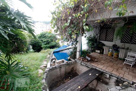 Casa à venda com 203m², 2 quartos e 2 vagas Casa à venda com 203m², 2 quartos e 2 vagasÁrea externa.