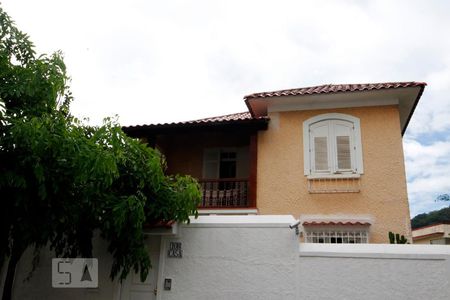 Casa à venda com 203m², 2 quartos e 2 vagas Casa à venda com 203m², 2 quartos e 2 vagasFachada da Casa.