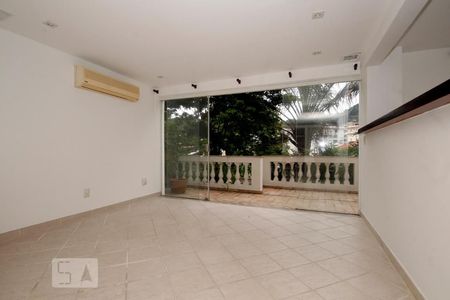 Casa à venda com 203m², 2 quartos e 2 vagas Casa à venda com 203m², 2 quartos e 2 vagasLoft.