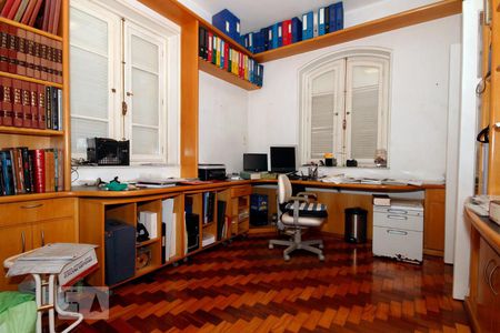 Casa à venda com 203m², 2 quartos e 2 vagas Casa à venda com 203m², 2 quartos e 2 vagasEscritório.