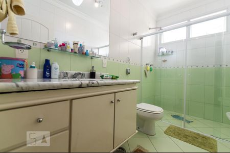 Banheiro da suíte de casa de condomínio para alugar com 4 quartos, 495m² em Alphaville Residencial Um, Barueri