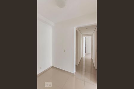Corredor de apartamento para alugar com 3 quartos, 82m² em Vila Suzana, São Paulo