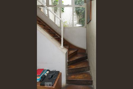 Escada de casa para alugar com 3 quartos, 180m² em Cerqueira César, São Paulo