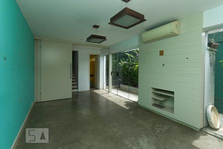 Sala de casa à venda com 3 quartos, 190m² em Vila Madalena, São Paulo