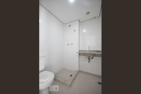 banheiro de kitnet/studio para alugar com 1 quarto, 30m² em Jardim Ampliação, São Paulo