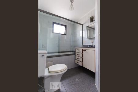 Banheiro de apartamento para alugar com 3 quartos, 110m² em Vila Nair, São Paulo