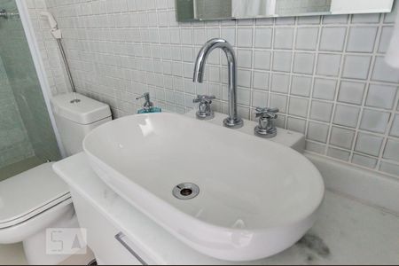 Banheiro de apartamento para alugar com 1 quarto, 50m² em Empresarial 18 do Forte, Barueri