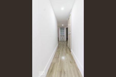 Apartamento à venda com 285m², 4 quartos e 4 vagas Apartamento à venda com 285m², 4 quartos e 4 vagasCorredor de acesso aos quartos