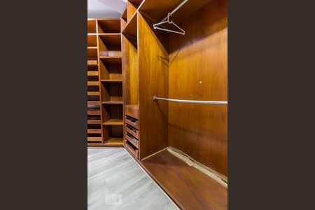 Apartamento à venda com 285m², 4 quartos e 4 vagas Apartamento à venda com 285m², 4 quartos e 4 vagasCloset