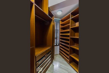 Apartamento à venda com 285m², 4 quartos e 4 vagas Apartamento à venda com 285m², 4 quartos e 4 vagasCloset